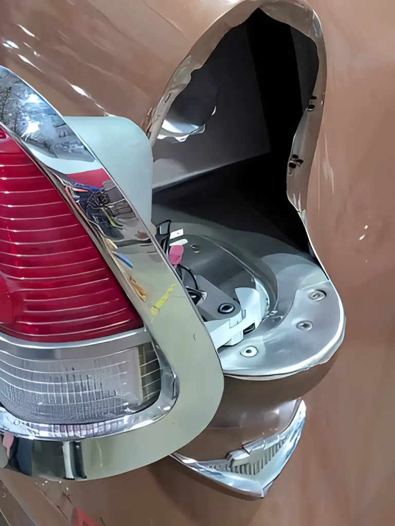 Abertura para la luz trasera de un Chevy de 1955 en el guardabarros trasero