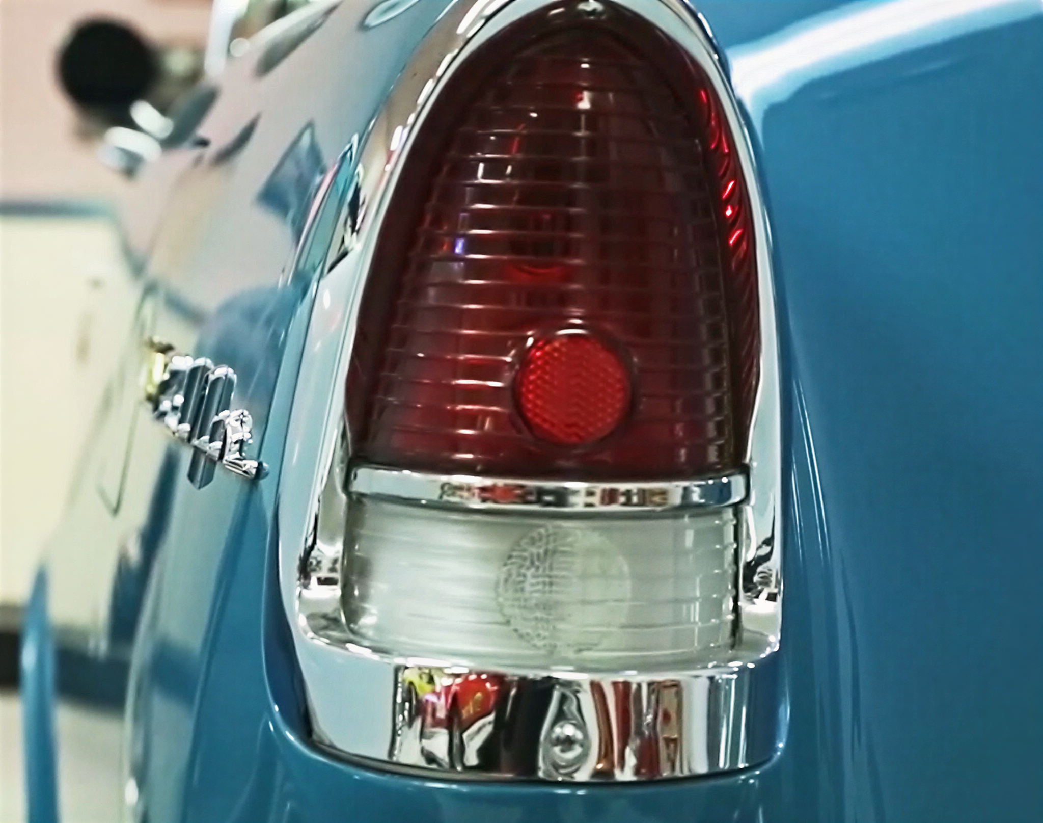 Perfil plano de la luz trasera de un Chevy de 1955